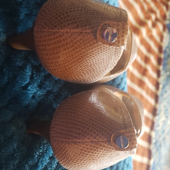 Shoes - Picture 4 of 4